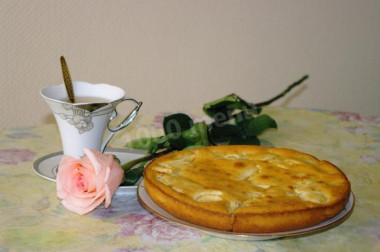 Сметанная шарлотка со сметаной с яблоками