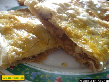 Штрудель яблочный с изюмом и орехами из слоеного теста
