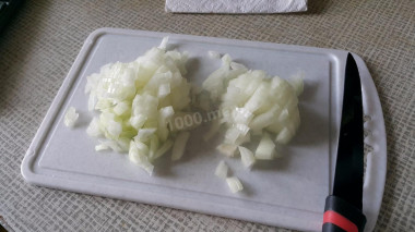 Рецепт - Морепродукты в сметанном соусе - Шаг 1 - лук чистим и режем мелко. чеснок чистим и трем на терке
