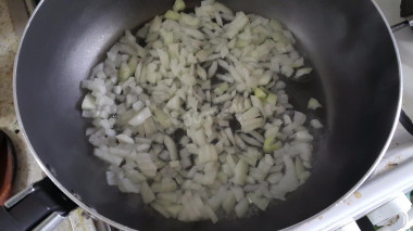 Рецепт - Морепродукты в сметанном соусе - Шаг 2 -  на раскаленной сковородке с маслом слегка до золотистого цвета обжариваем лук