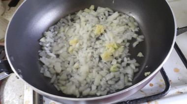 Рецепт - Морепродукты в сметанном соусе - Шаг 3 -  добавляем чеснок и обжариваем 2 минуты максимум, чтобы чеснок отдал свой аромат