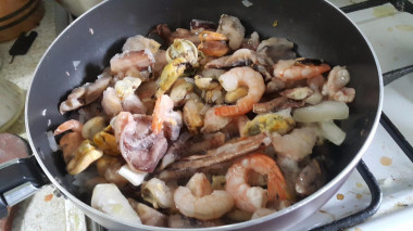 Рецепт - Морепродукты в сметанном соусе - Шаг 4 -  добавляем размороженные морепродукты и обжариваем 5 минут