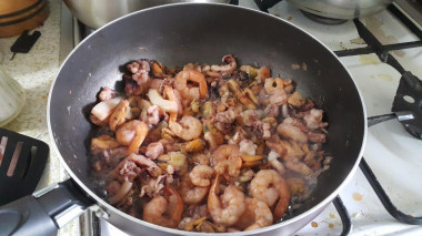 Рецепт - Морепродукты в сметанном соусе - Шаг 5 -  солим, перси, накрываем крышкой и тушим в собственном соку под крышкой 5 минут