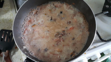 Рецепт - Морепродукты в сметанном соусе - Шаг 6 -  добавляем сметану и тушим под крышкой 10 минут. при необходимости еще подсаливаем или перчим