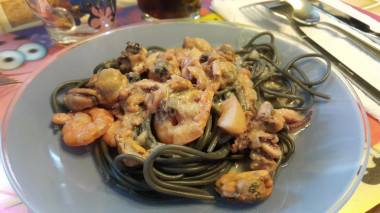 Рецепт - Морепродукты в сметанном соусе - Шаг 7 -  подаем с гарниром