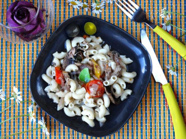 Макароны с тушенкой и помидорами
