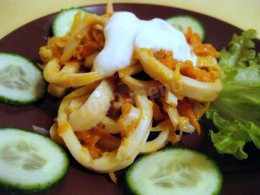 Салат с кальмарами и яйцом со сметаной