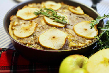 Осенний пирог со свининой яблоками и травами