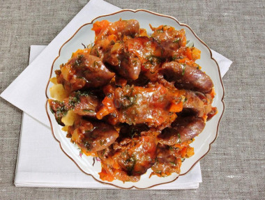 Куриные сердечки с овощами в мультиварке