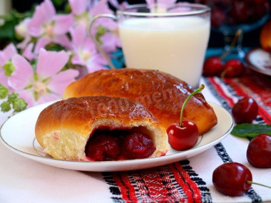 Сдобные пирожки с вишней