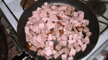 Рецепт - Салат Вкуснотеево - Шаг 2 -  Пережариваем колбасу с добавлением подсолнечного масла.