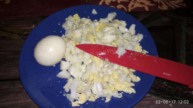 Рецепт - Салат Вкуснотеево - Шаг 4 -  Отварные яйца шинкуем.