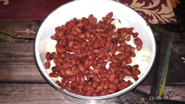 Рецепт - Салат Вкуснотеево - Шаг 6 -  К сыру с чесноком и яйцами добавляем фасоль.