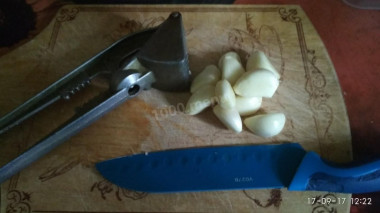 Рецепт - Соус чили на меду - Шаг 2 -  Чеснок чистим и мнем.