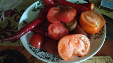 Рецепт - Соус чили на меду - Шаг 3 -  Чили нарезаем (срезаем только плодоножку). Томаты нарезаем на половинки и вырезаем серцивину.Перекручиваем чили и томаты в блендере.