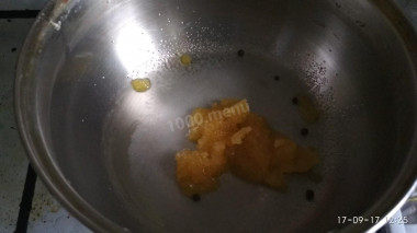 Рецепт - Соус чили на меду - Шаг 4 -  В кастрюлю помещаем томаты перемешанные с чили, чеснок, немного соли, перец горошком, мед. Все перемешиваем и ставим на большой огонь.Доводим до кипения и на среднем огне тушим примерно 25 мин. до исчезновения сырого запаха, периодически помешивая.Добавляем уксус и тушим еще около 5 мин.После приготовления готовое блюдо раскладываем в банки.