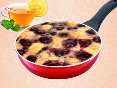 Клафути с  вишней на сковороде