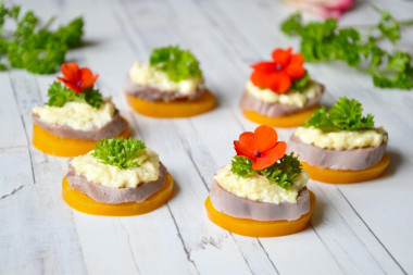 Закуска из языка с сыром и чесноком