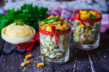 Салат с сухариками яйцом копченой колбаской