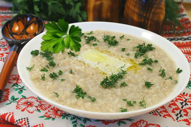 Жидкая ячневая каша на молоке