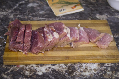 Рецепт - Свинина с ананасами и сыром - Шаг 2 -  Свинину нарезаем как на отбивные