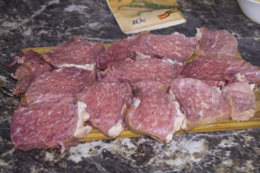 Рецепт - Свинина с ананасами и сыром - Шаг 3 -  Хорошо отбиваем с двух сторон