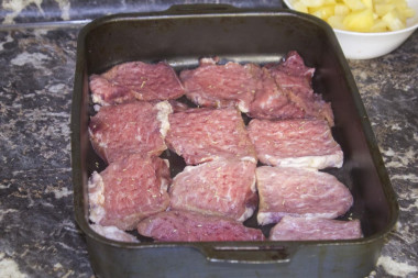 Рецепт - Свинина с ананасами и сыром - Шаг 4 -  Выкладываем в форму для запекания смазанную растительным маслом