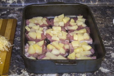 Рецепт - Свинина с ананасами и сыром - Шаг 5 -  Сверху выкладываем ананасы, очень удобно кольцами, но сегодня как на зло в магазине их не было, но и кусочками тоже хорошо