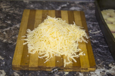 Рецепт - Свинина с ананасами и сыром - Шаг 6 -  Сыр трем