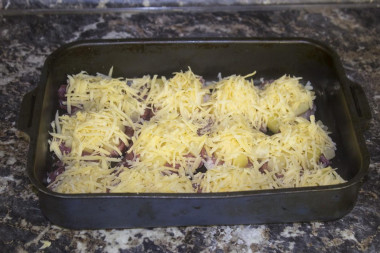 Рецепт - Свинина с ананасами и сыром - Шаг 7 -  Посыпаем мясо с ананасами тертым сыром и в духовку на 30 минут