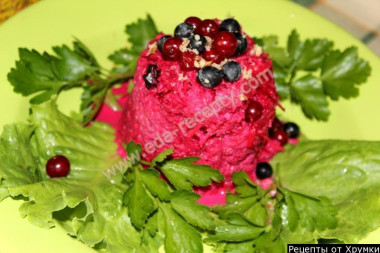 Салат из сырой свеклы с грецкими орехами и черносливом