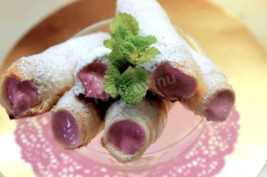 Трубочки из слоеного теста с начинкой
