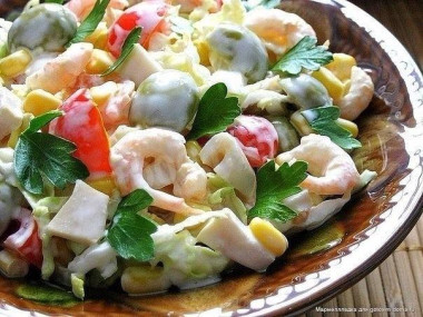 Салат с креветками, кальмарами, оливками и кукурузой