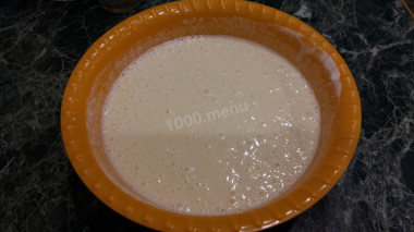 Рецепт - Банановый пирог манник - Шаг 2 -  Смешать кефир,манку,сахарный песок и соду.