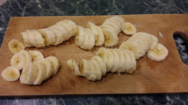 Рецепт - Банановый пирог манник - Шаг 3 -  Бананы порезать кружочками.