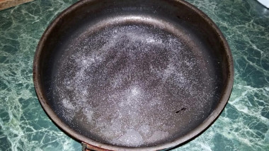 Рецепт - Банановый пирог манник - Шаг 4 -  Форму смазать маслом и посыпать манкой.