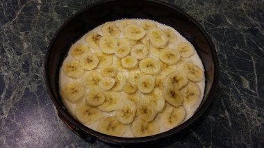 Рецепт - Банановый пирог манник - Шаг 5 -  Вылить половину теста,сверху выложить слой нарезанных бананов.