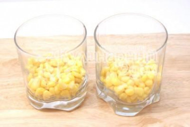 Рецепт - Салат  Тайная страсть - Шаг 1 - Яйца отварить и остудить. Порезать кубиками ветчину , яйца и ананасы. В порционные стаканчики или креманки выкладывать слоями и смазываем каждый слой либо майонезом, либо йогуртом. Сначала слой кукурузы.