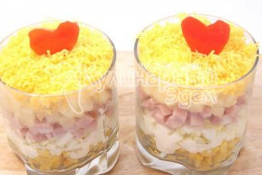 Рецепт - Салат  Тайная страсть - Шаг 5 -  Сверху присыпать сыром и украсить по желанию.