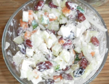 Салат из копченой куриной грудки с фасолью и огурцами