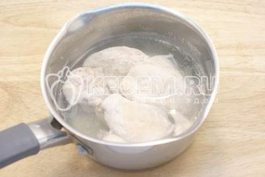 Рецепт - Салат Новогодняя горка - Шаг 1 - Куриное филе отварить до готовности и остудить.