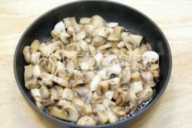 Рецепт - Салат Новогодняя горка - Шаг 2 -  Грибы нарезать ломтиками и обжарить на растительном масле 3-5 минут. Излишки масла слить, грибы остудить.