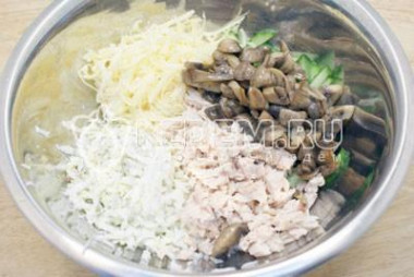 Рецепт - Салат Новогодняя горка - Шаг 4 -  Добавить грибы и мелко нарезанное куриное филе.
