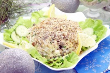 Рецепт - Салат Новогодняя горка - Шаг 5 -  Заправить майонезом и посолить по вкусу. Выложить горкой на блюдо с листьями салата и посыпать измельченными грецкими орехами. Украсить ломтиками овощей.