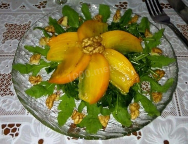 Салат Хрумка с рукколой и хурмой