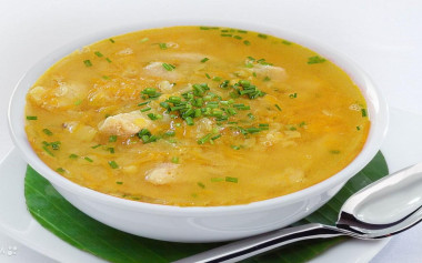 Гороховый суп с курицей в кастрюле