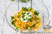 Рецепт - Королевский салат с апельсинами - Шаг 6 -  Измельчите промытую зелень укропа или петрушки, добавьте ее вместе с майонезом в крабовый салат с кукурузой и апельсином.