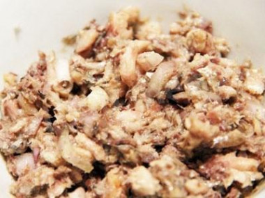 Рецепт - Салат Мимоза с плавленым сыром - Шаг 3 -  Подготавливаем репчатый лук и консервированную рыбу. Аккуратно сливаем с консервы излишки масла, удаляем из рыбы любые косточки, перекладываем ее мясо в миску с луком и разминаем их столовой вилкой до однородной консистенции.