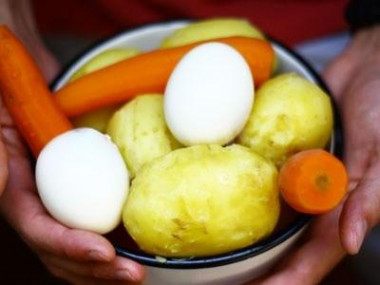 Рецепт - Салат Мимоза с плавленым сыром - Шаг 4 -  Подготавливаем отваренные овощи и яйца.Теперь снимаем с остывших овощей кожуру, а с яиц скорлупу. Морковь с картофелем сразу шинкуем на средней терке по отдельным мискам. Яички промываем от осколков, сушим бумажными кухонными полотенцами, делим на желток и белок и тем же способом поочередно измельчаем их в разную чистую посуду.