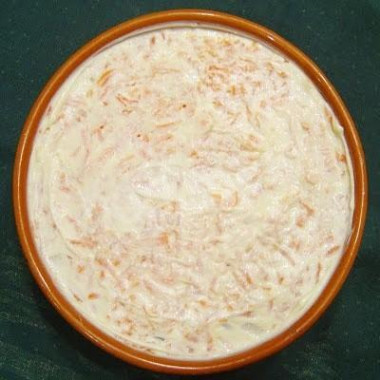 Рецепт - Салат Мимоза с плавленым сыром - Шаг 7 -  Берем большое плоское либо глубокое блюдо или поднос и выкладываем туда все подготовленные продукты в виде круга слоями, не забывая смазывать каждый по вкусу майонезом, а также приправлять солью. Сначала распределяем на дне выбранной посуды картофель. Затем идет консервированная рыба, смешанная с луком. Следом плавленый сыр. Дальше белки.